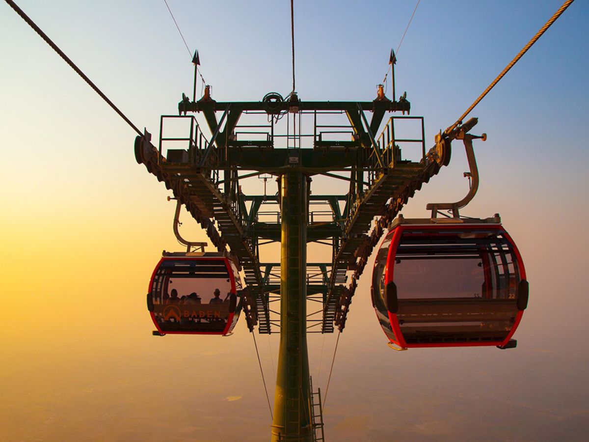 Hai Phong Grand Opera House combines exploration of Lan Ha Bay by Sun World Cat Ba cable car from above.