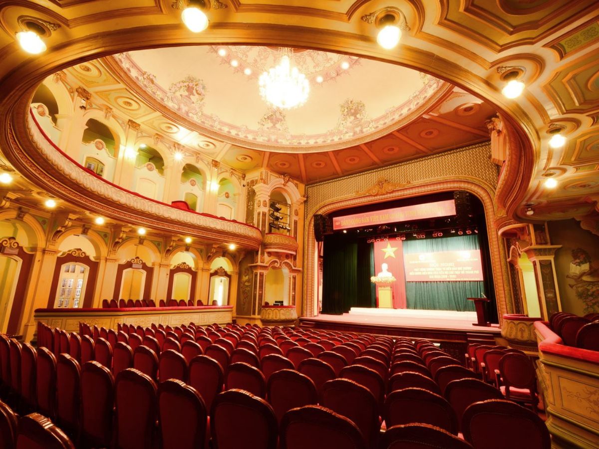 Outstanding architecture of Hai Phong Grand Theatre bears a strong European-Asian style.