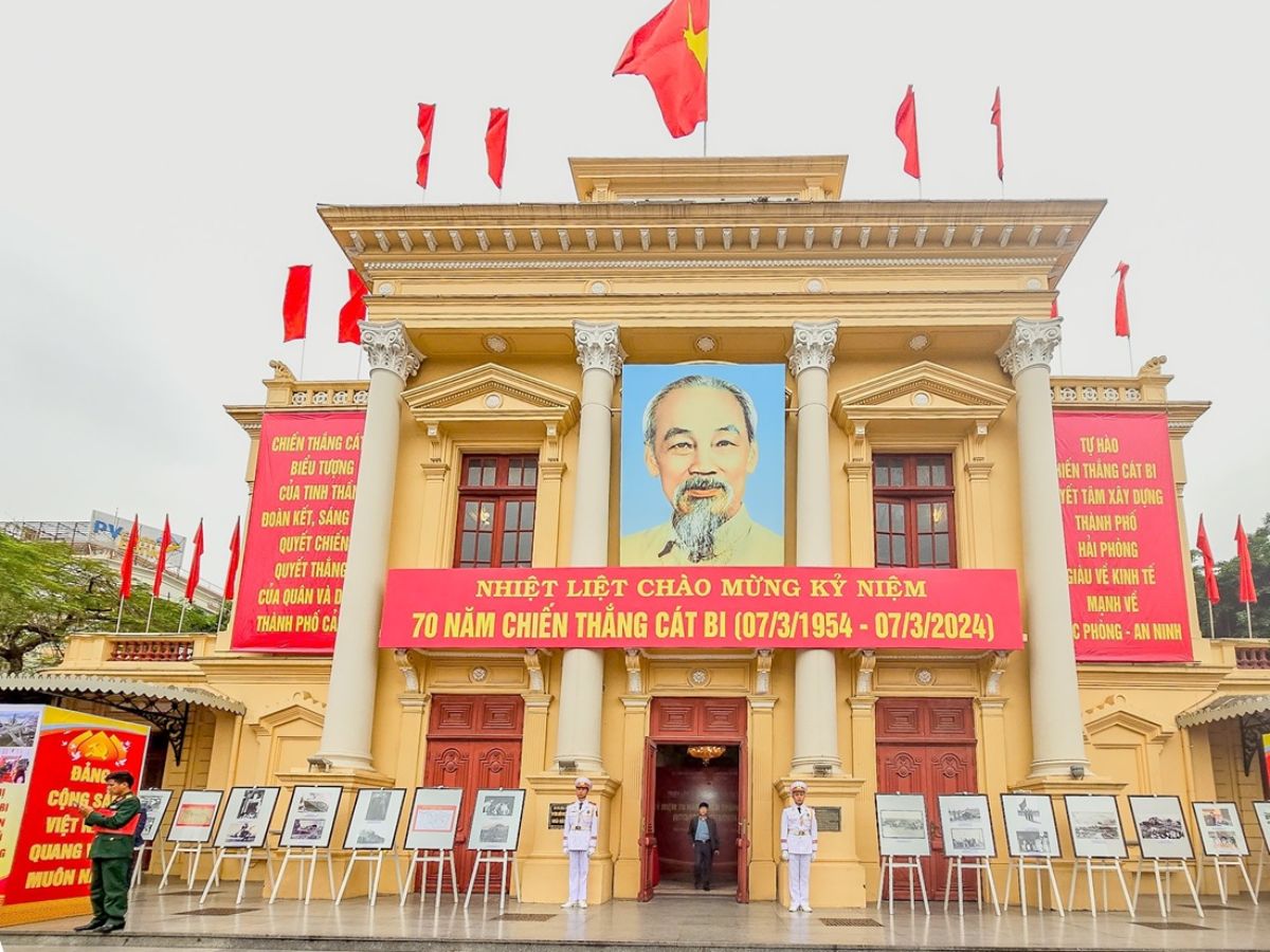 Hai Phong City Grand Theatre is one of the three theatres with outstanding French architecture.