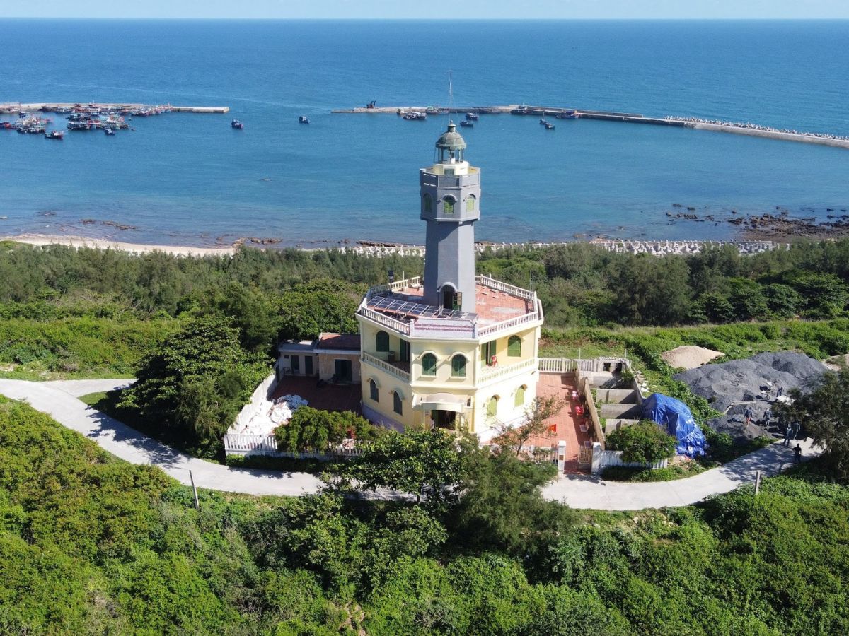 Đảo Bạch Long Vĩ mang vẻ đẹp hoang sơ.