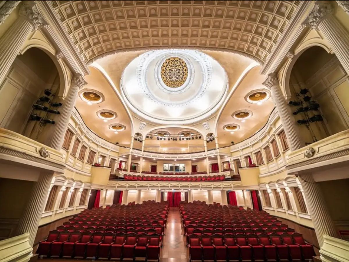 Nhà hát lớn Hải Phòng có kiến trúc Baroque ấn tượng.