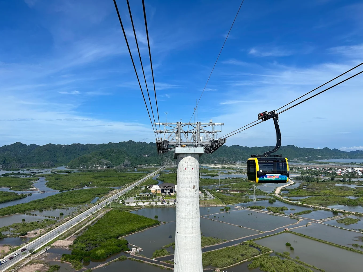 Góc nhìn từ cáp treo, ngắm toàn cảnh Cát Bà.