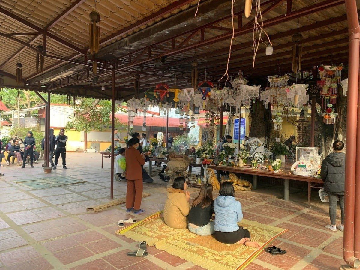 Cây đa 13 gốc là điểm đến tâm linh nổi tiếng.