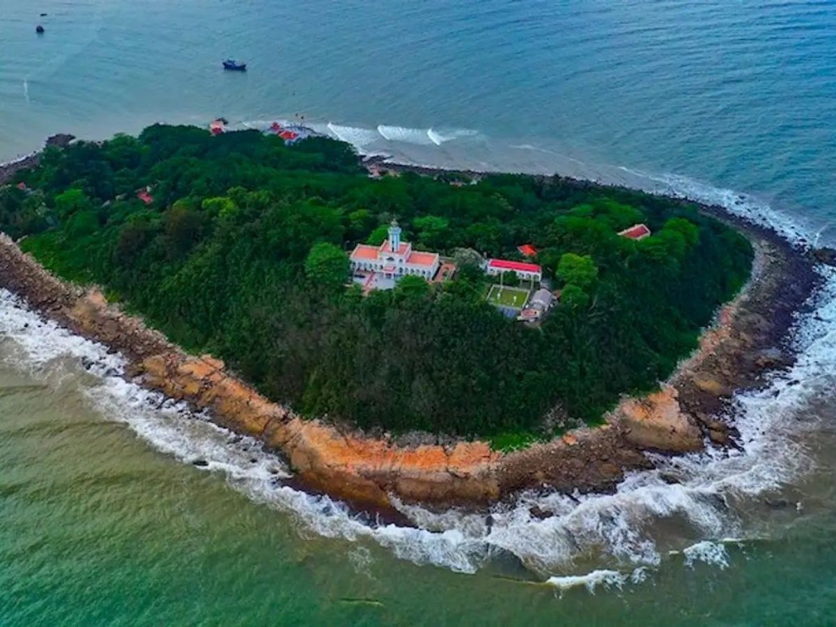 Hòn Dấu vẫn giữ được vẻ đẹp nguyên sơ và hoang dã.