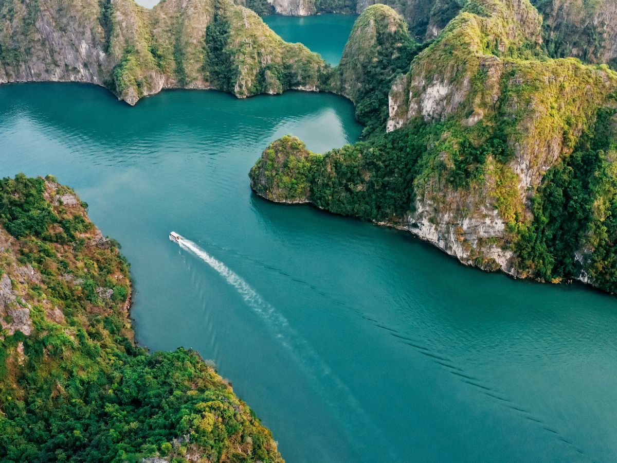 Cát Bà gây ấn tượng với vẻ đẹp thiên nhiên trong trẻo. (