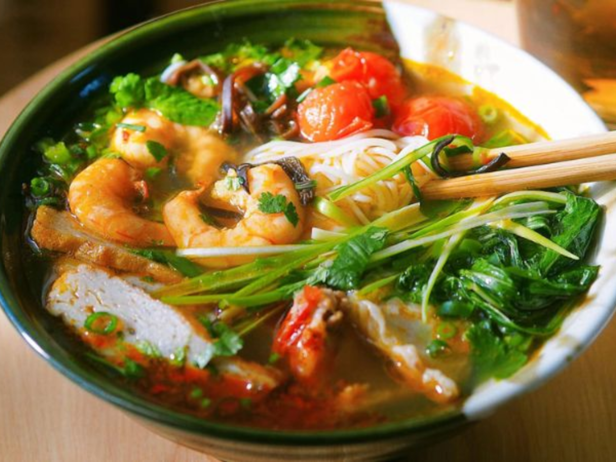 Thưởng thức món bún tôm Cát Bà thơm ngon