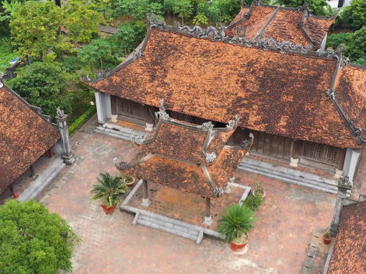 Công trình gây ấn tượng bởi quy mô rộng lớn và không gian trang nghiêm.