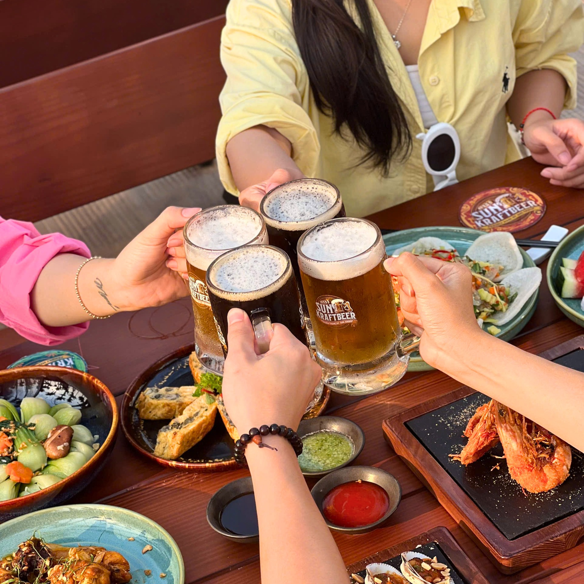 Du khách nâng ly bia thủ công Sun KraftBeer trong không gian mang phong cách Bavaria độc đáo.