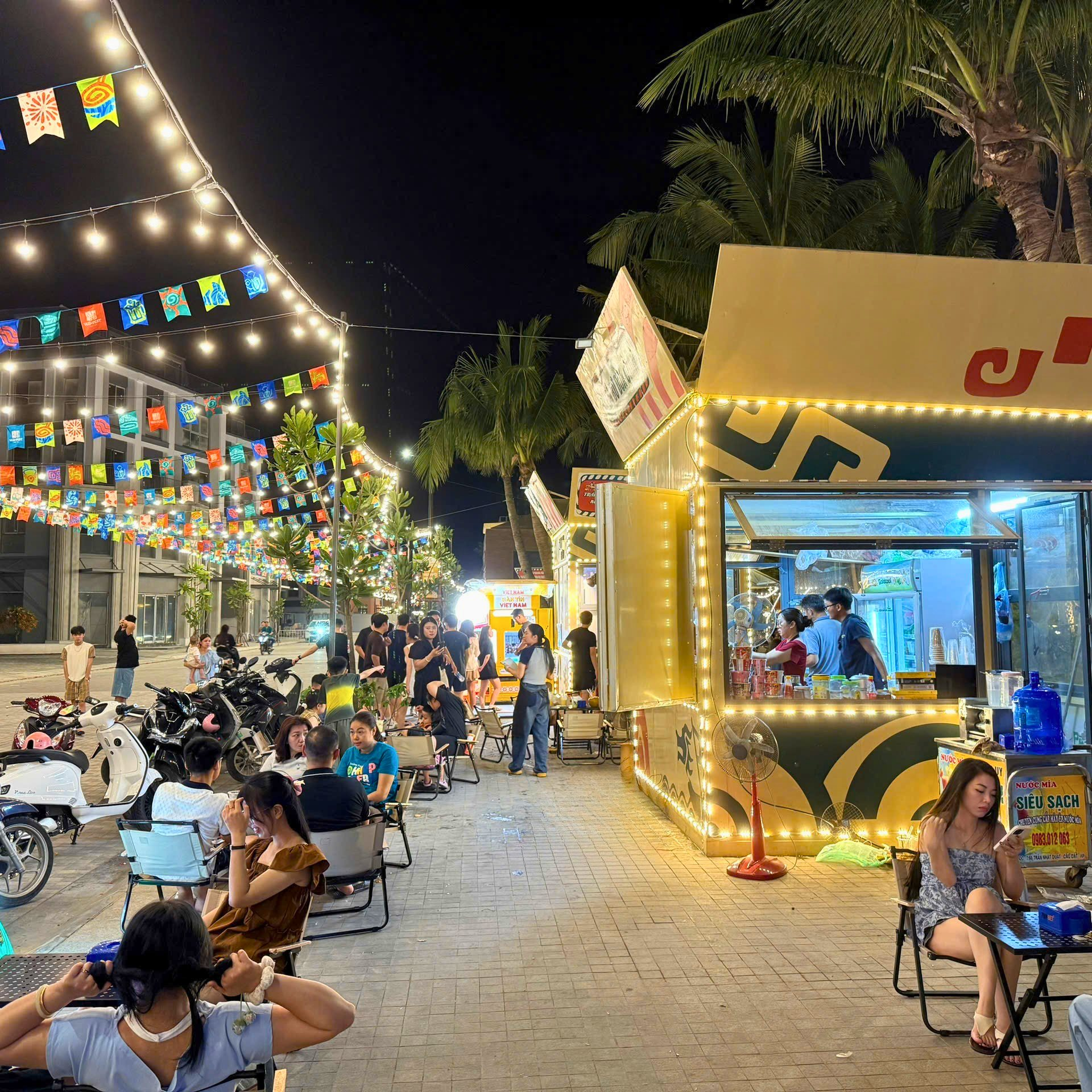Chợ đêm VUI-Fest Cát Bà rực rỡ ánh sáng với hàng loạt hoạt động giải trí và gian hàng ẩm thực tươi ngon.