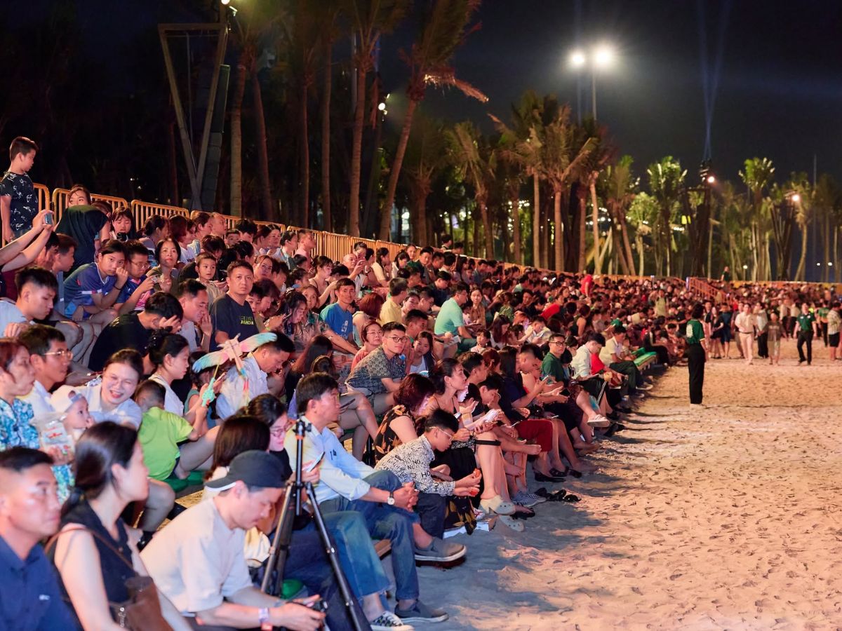 Du khách nên lựa chọn các khu vực quảng trường hoặc tuyến dạo bộ ven biển có tầm nhìn rộng và ít vật cản