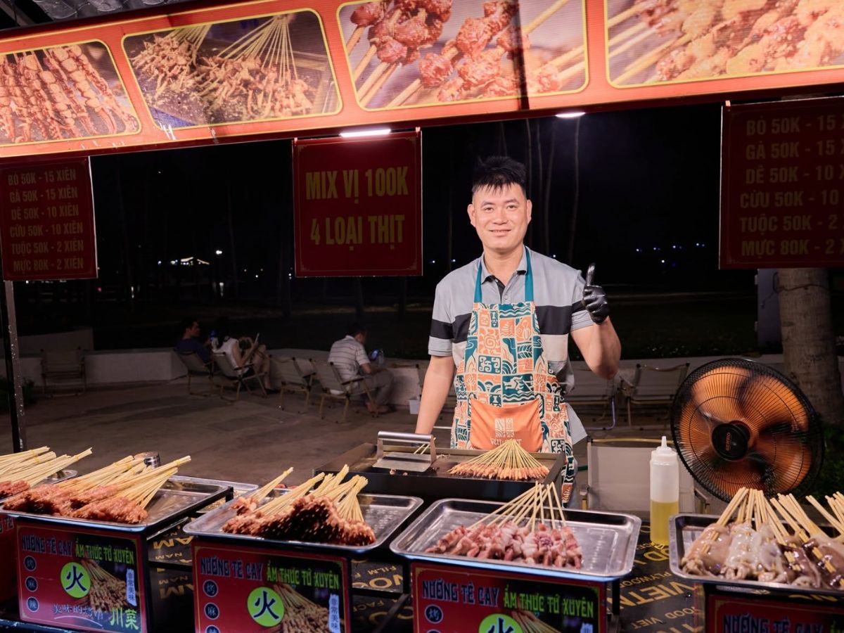 Lựa chọn các gian hàng ẩm thực ngay trong khu lễ hội thưởng thức món ngon