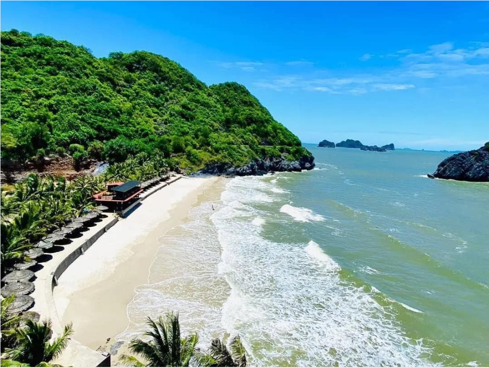 Bãi tắm Cát Cò thu hút du khách bởi làn nước trong xanh và khung cảnh thơ mộng
