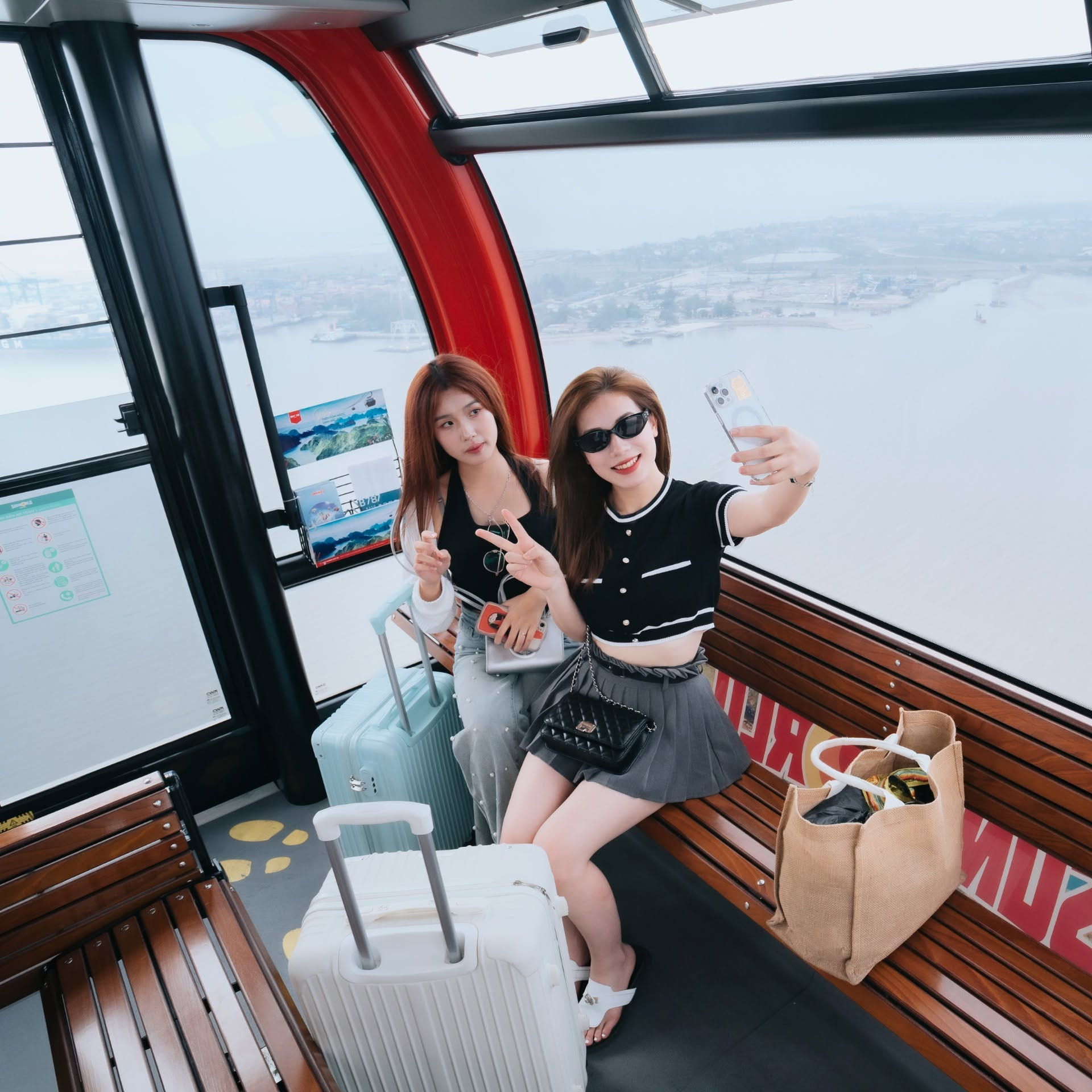 Du khách trải nghiệm tuyến cáp treo Cát Hải Phù Long với tầm nhìn toàn cảnh vịnh Lan Hạ