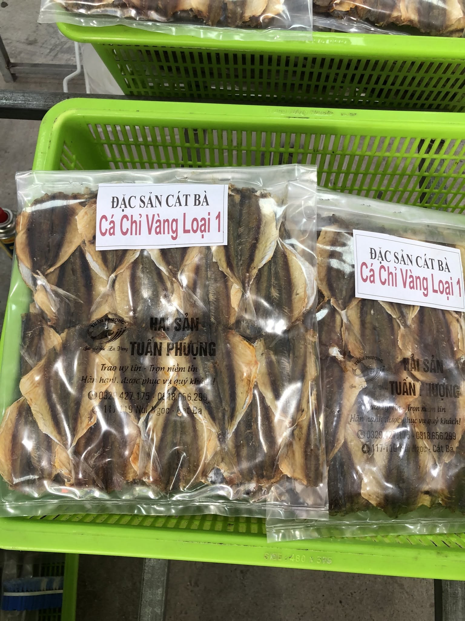 Những gói hải sản khô thơm ngon được đóng gói cẩn thận luôn thu hút du khách mua làm quà