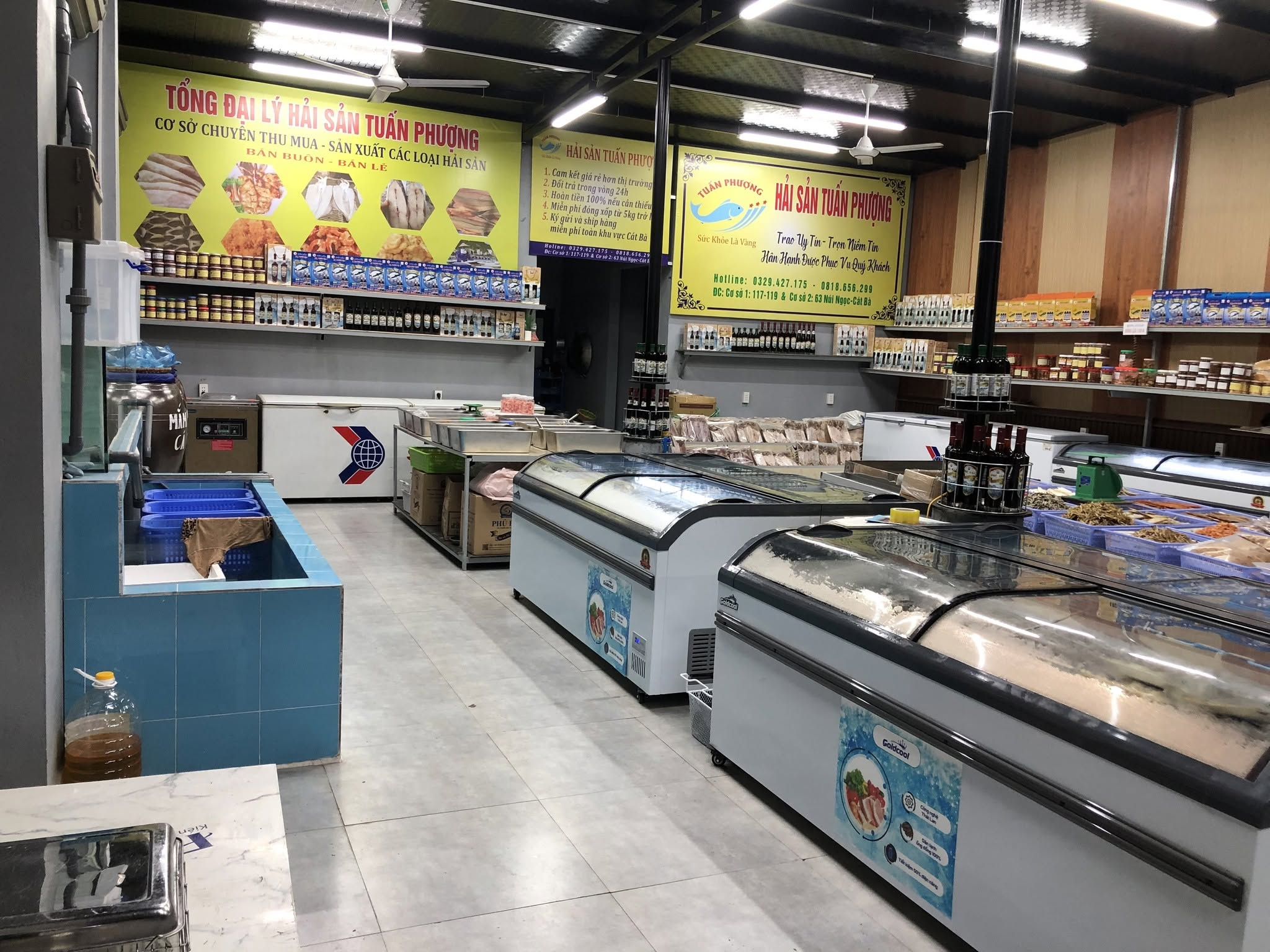 Các loại hải sản khô được sơ chế tỉ mỉ và bày bán đẹp mắt tại cửa hàng uy tín)