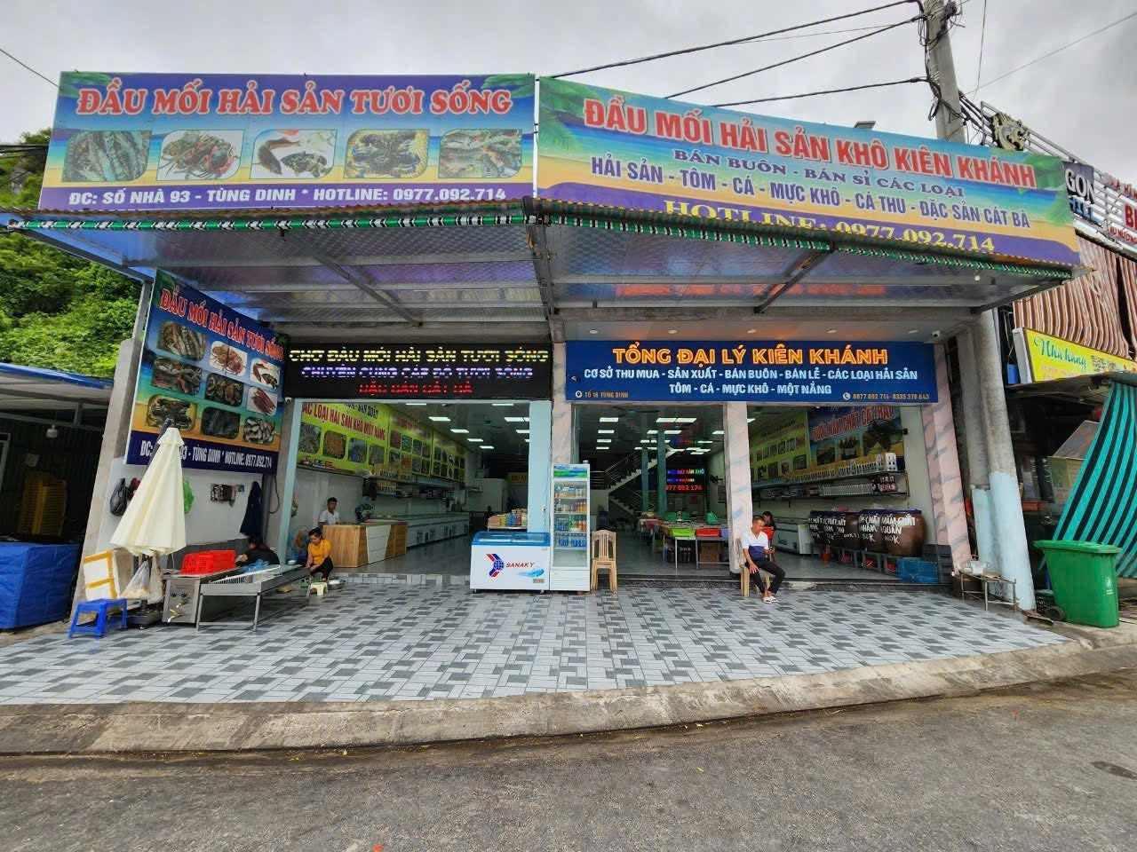 Cửa hàng Kiên Khánh bán những đặc sản đồ khô Cát Bà đa dạng và chất lượng