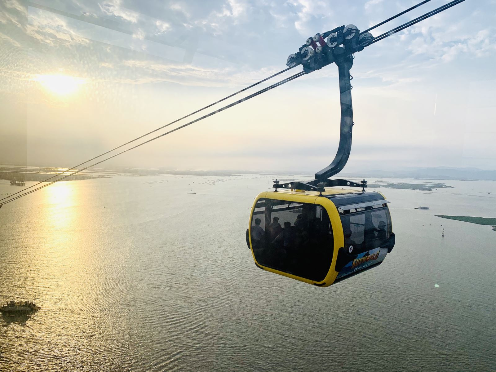Tuyến cáp treo Sun World Cat Ba đưa du khách thưởng ngoạn cảnh sắc thiên nhiên biển đảo tuyệt mỹ