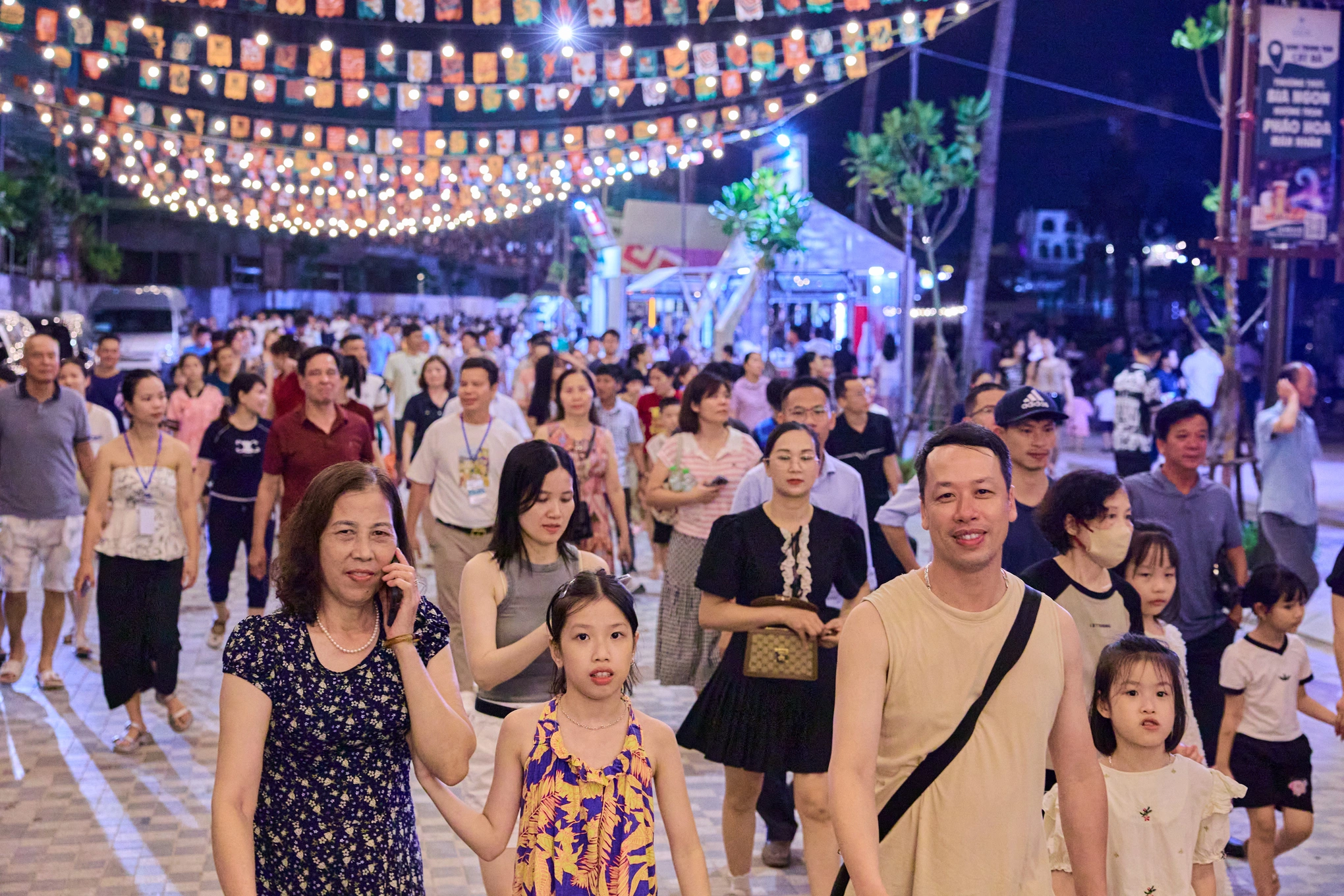 Khu mua sắm và giải trí sầm uất tại chợ đêm VUI-Fest Cát Bà khi về đêm