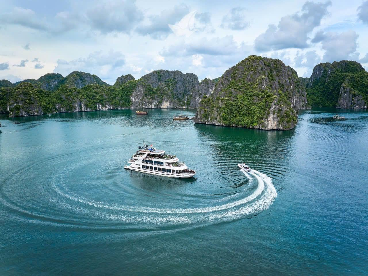 Vịnh Lan Hạ nổi bật với mặt nước xanh ngọc và hệ thống đảo đá vôi đặc sắc