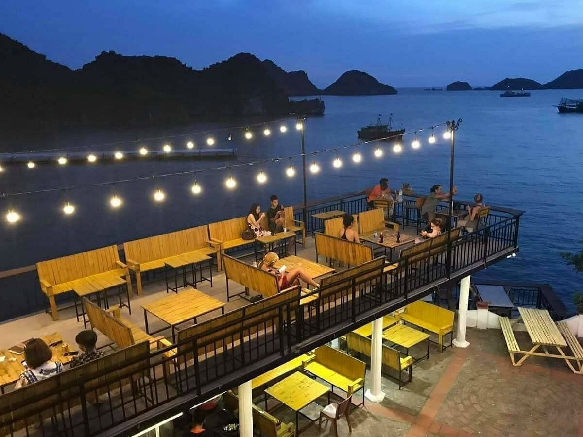 LePont Sunset Bar & Restaurant phù hợp cho du khách vừa thưởng thức đồ ăn vừa ngắm cảnh biển Cát Bà
