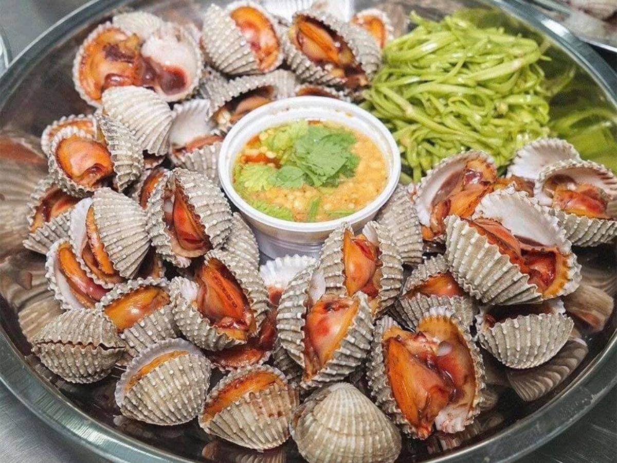Ẩm thực Cát Bà nổi bật với nhiều loại hải sản tươi ngon