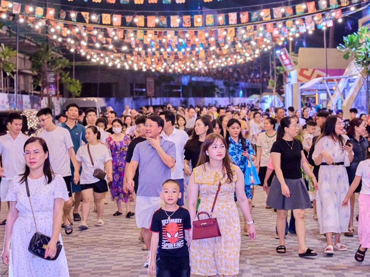 Chợ đêm VUI-Fest là điểm đến lý tưởng để tận hưởng không khí sôi động của Cát Bà dịp lễ.