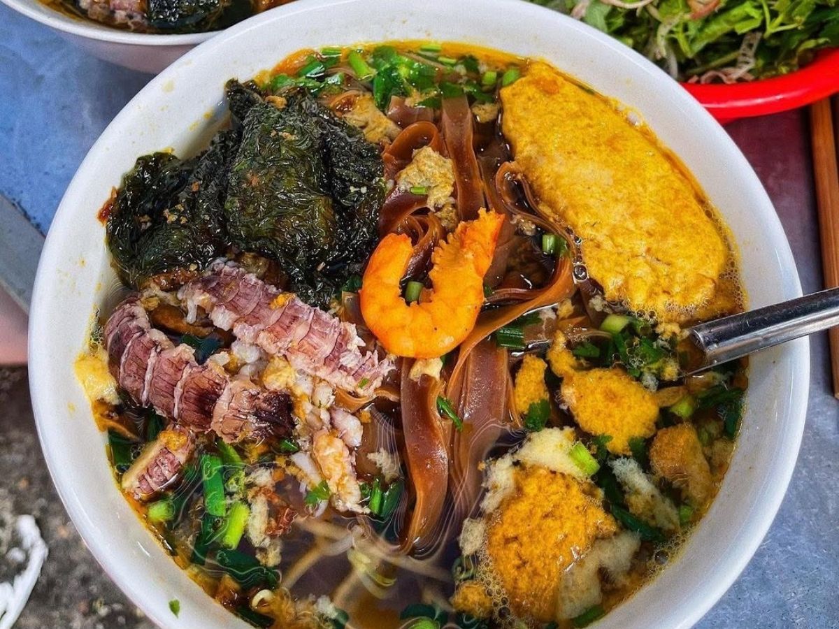 Bề bề, ghẹ xanh và cá song đều là những lựa chọn phổ biến trong thực đơn hải sản Cát Bà.