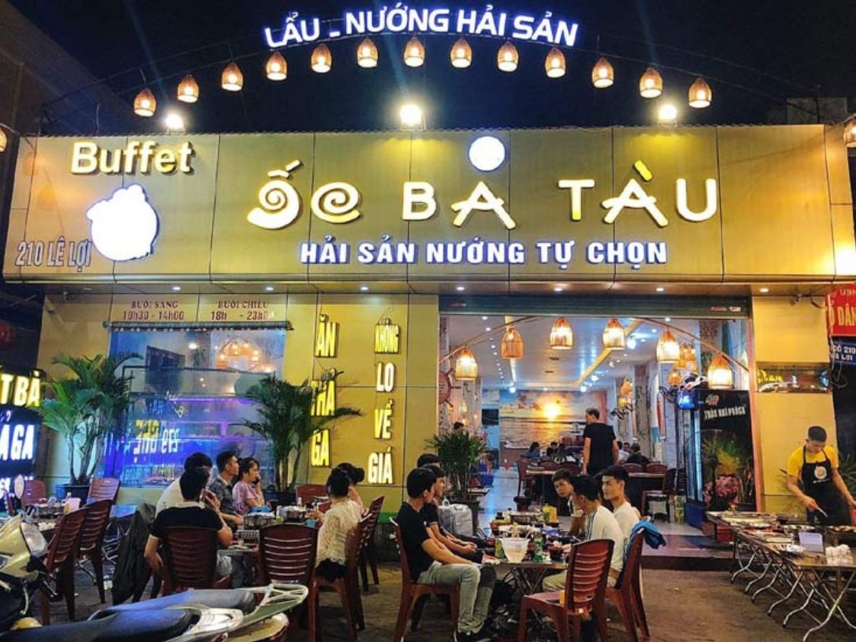 Quán có không gian rộng và cách phục vụ hải sản tươi sống theo nhu cầu, mức giá bình dân.