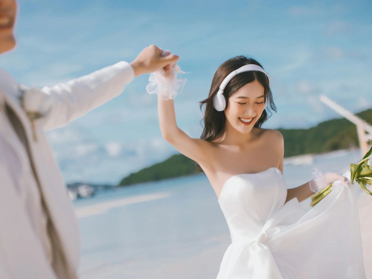 Bãi biển Tùng Thu là một lựa chọn phù hợp với những bộ ảnh cưới theo phong cách tươi sáng, trẻ trung