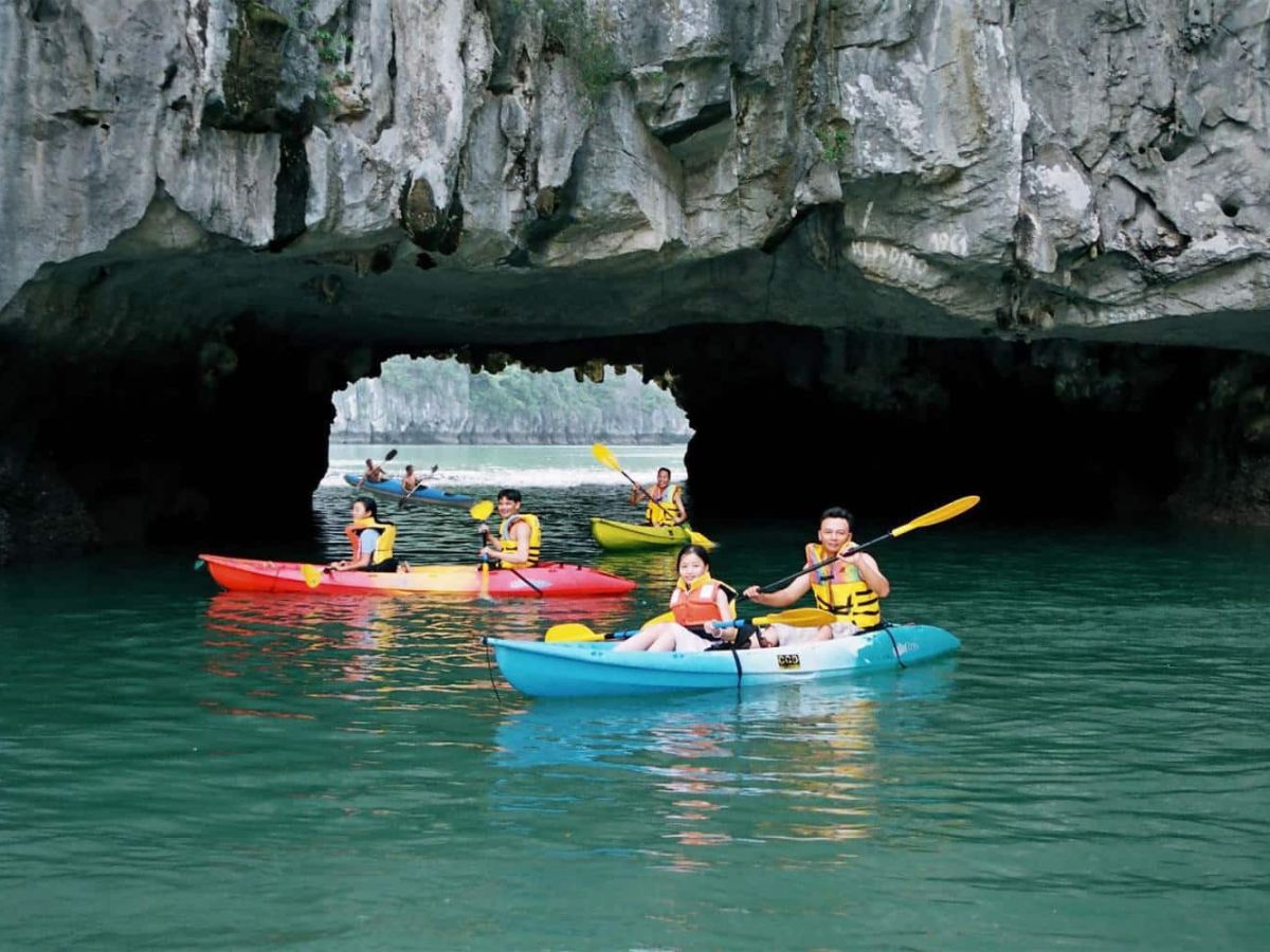 Trải nghiệm kayak giữa vịnh Lan Hạ mở ra góc nhìn tuyệt đẹp của thiên nhiên