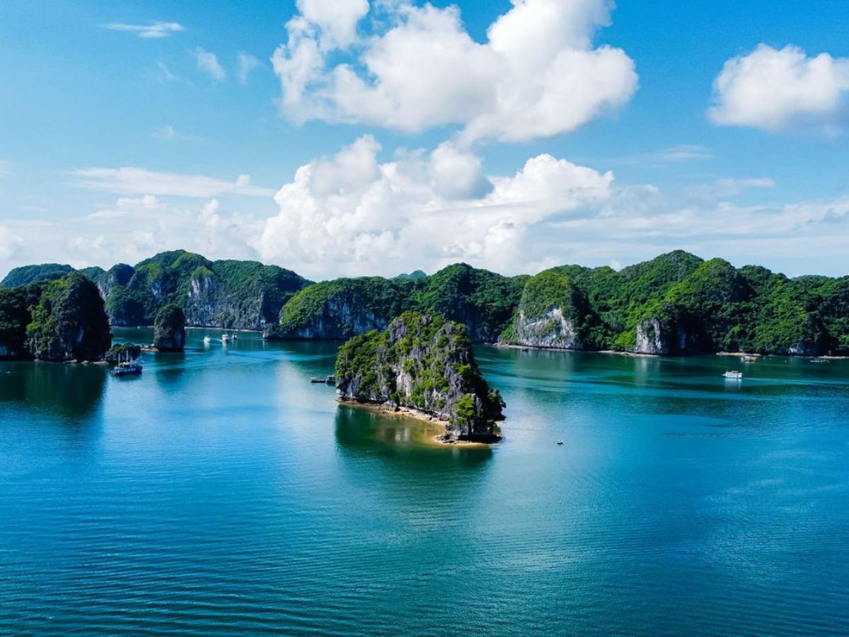 Vẻ đẹp biển trời Cát Bà khiến du khách choáng ngợp bởi sự thanh khiết và thơ mộng