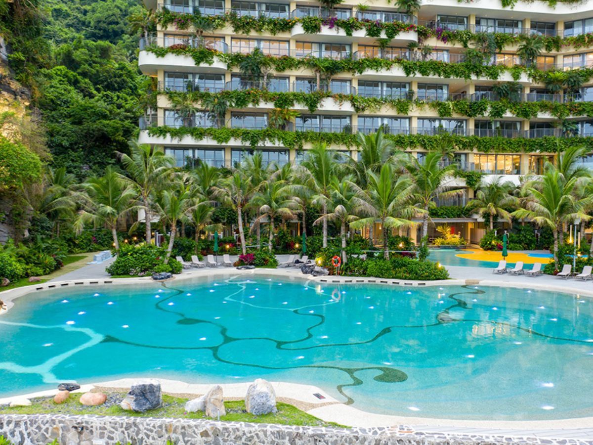 Cát Bà mang đến trải nghiệm nghỉ dưỡng phong phú với nhiều khách sạn và resort chất lượng