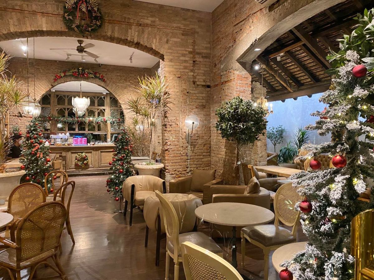 Cafe Cát Bà trang trí Noel tạo nên trải nghiệm vừa ấm cúng vừa đầy sắc màu