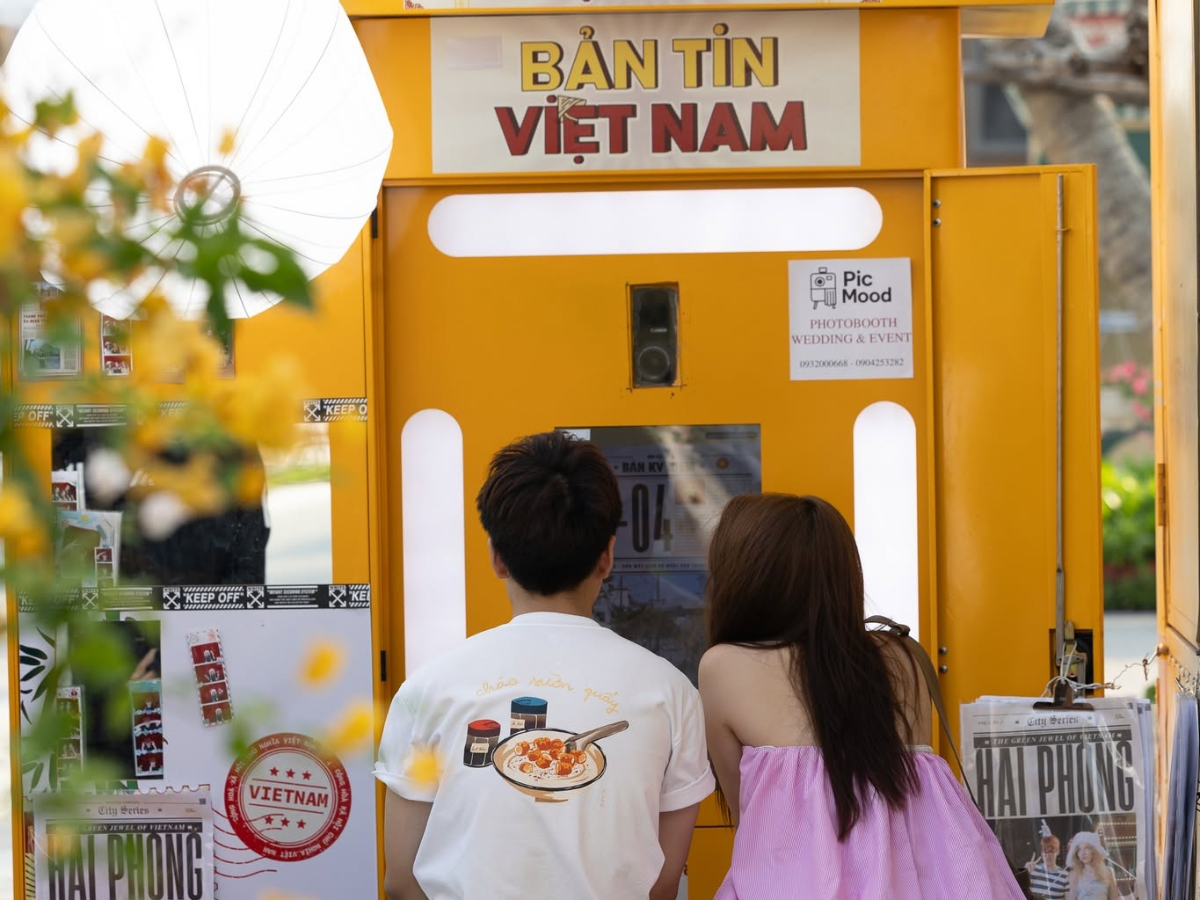 Bạn có thể dạo bộ qua các tuyến phố lễ hội, check in tại các photobooth được thiết kế theo chủ đề