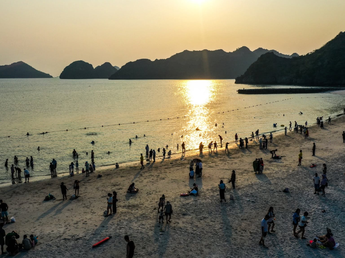 Việc đến sớm cũng giúp bạn chủ động hơn trong lịch trình ăn tối hoặc chụp ảnh khi bầu trời bước vào thời điểm hoàng hôn