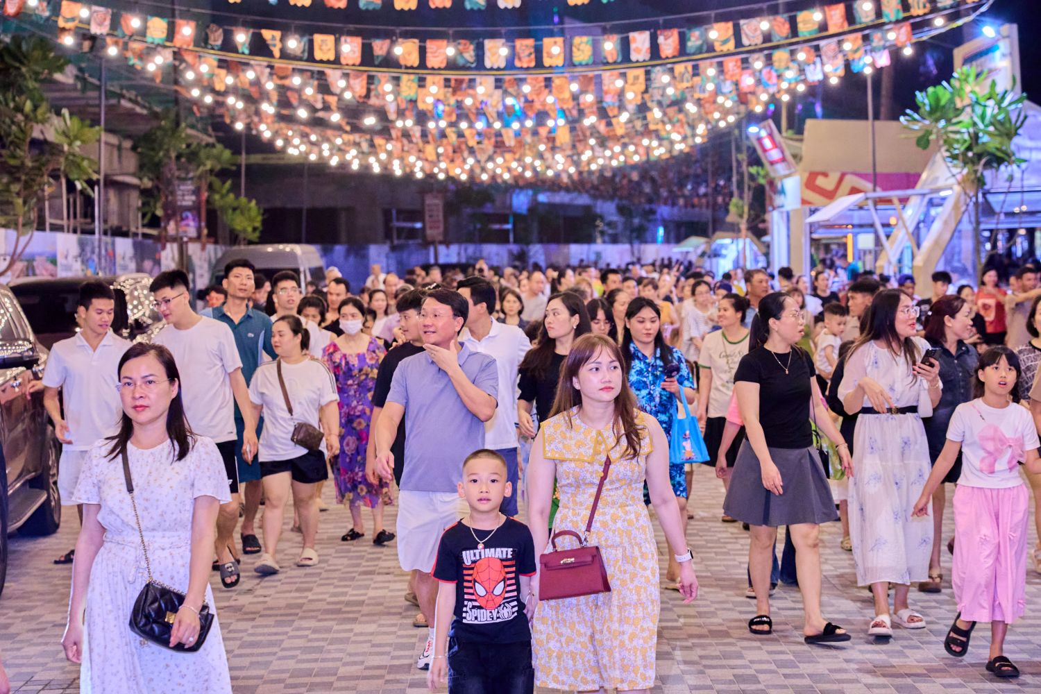 Du khách trải nghiệm chợ đêm VUI-Fest Cát Bà