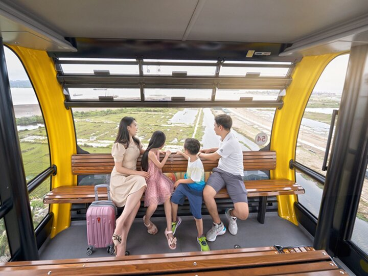 Du khách trải nghiệm ngắm nhìn biển đảo từ tuyến cáp treo