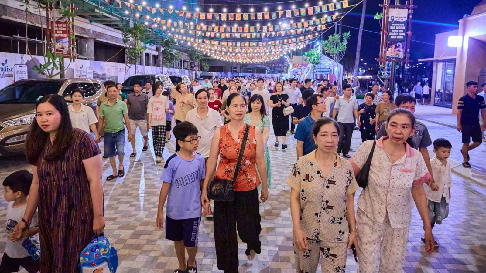 Du khách thích thú trải nghiệm chợ đêm VUI-Fest Cát Bà