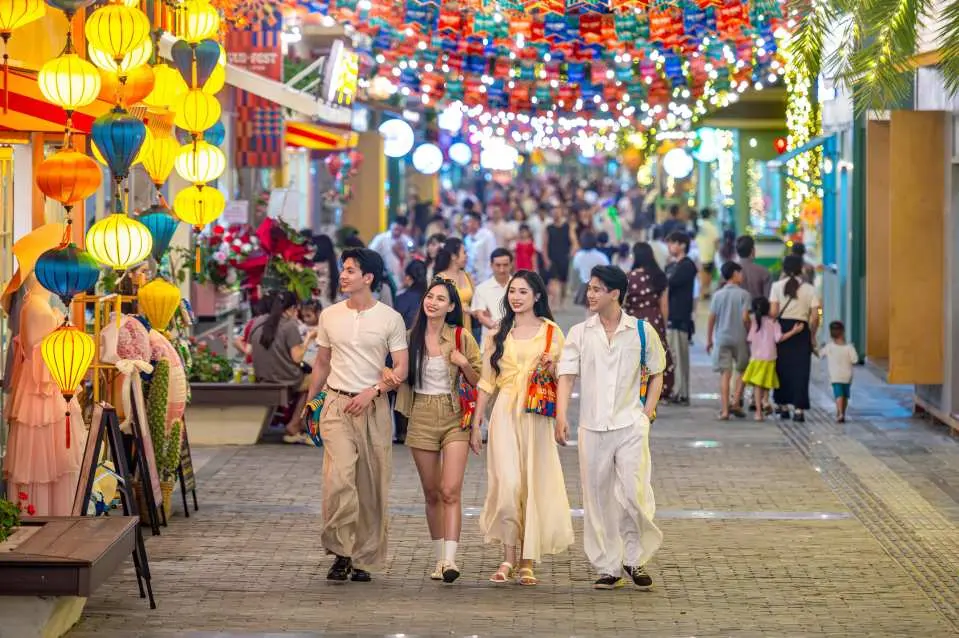 Du khách trải nghiệm chợ đêm VUI-Fest Cát Bà