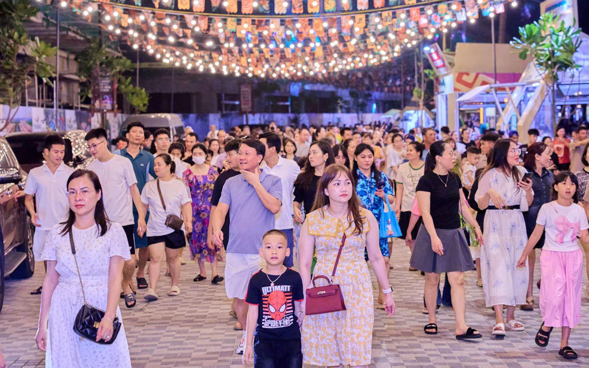 Không gian rộng mở tại chợ đêm VUI-Fest Cat Ba