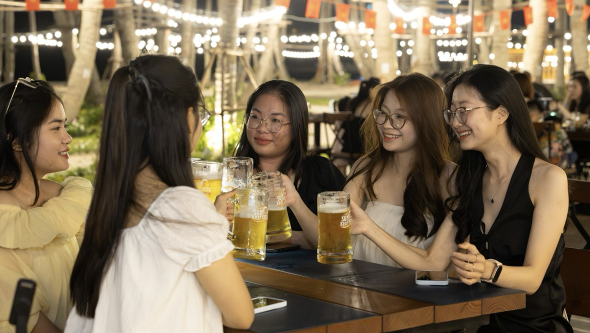 Du khách thưởng thức bia tươi thủ công tại nhà hàng Sun Bavaria Cat Ba