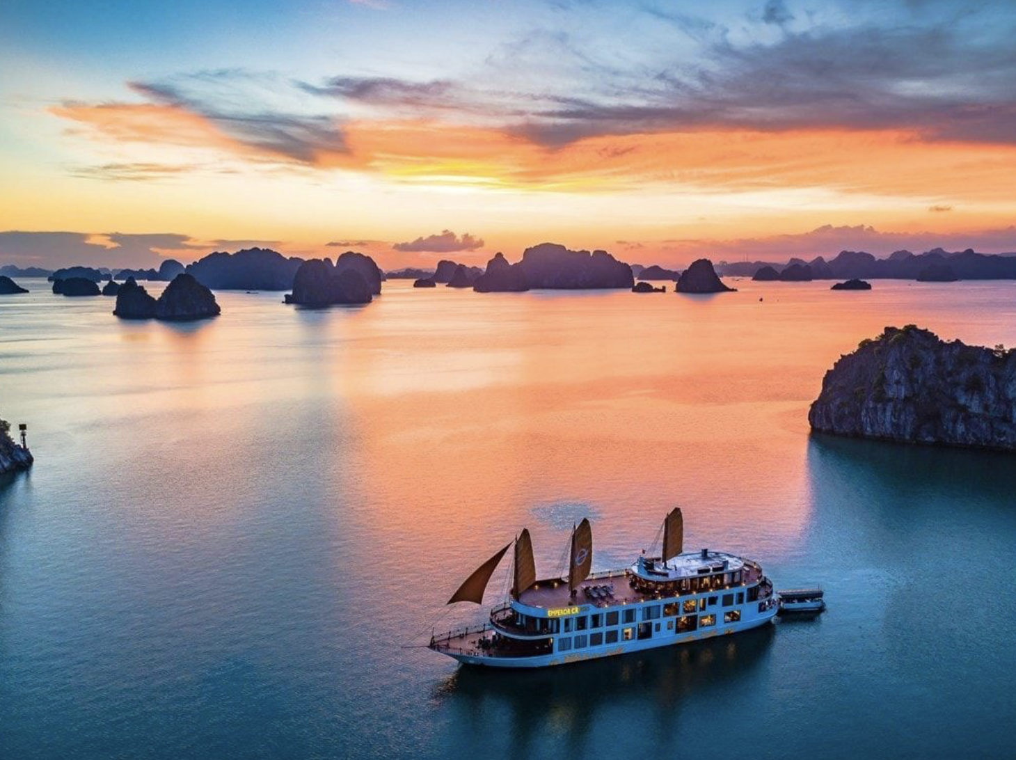 Khung cảnh hoàng hôn vô cùng sinh động và giàu cảm xúc
