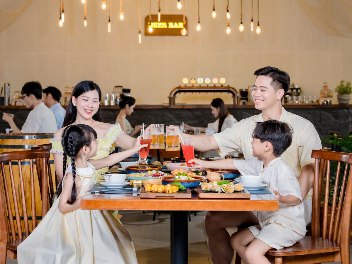 Không gian nhà hàng Sun Bavaria với tầm nhìn hướng vịnh