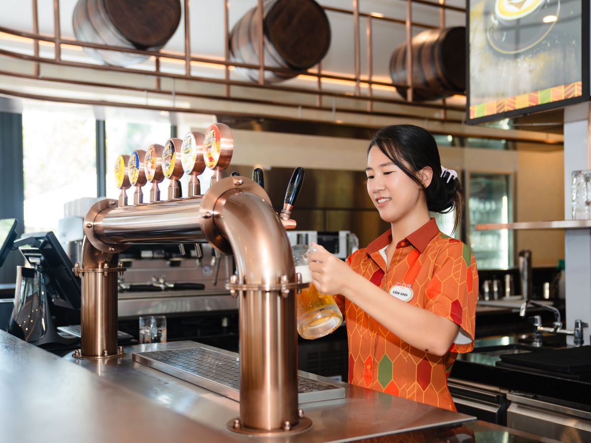 Ly bia Sun KraftBeer vàng óng với lớp bọt mịn