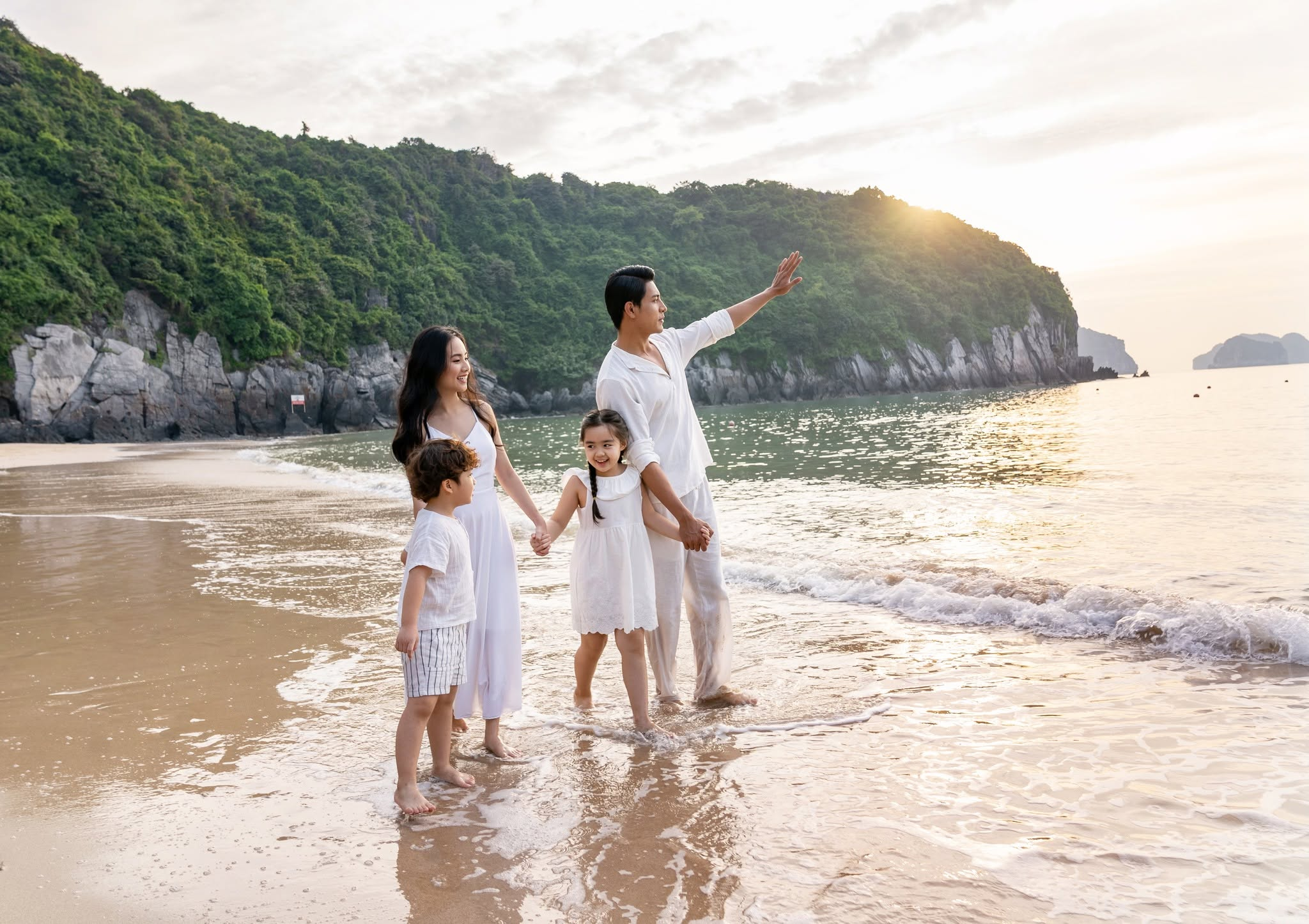 Du khách thư giãn trên bờ cát và hòa mình vào làn nước trong xanh tại bãi Cát Cò