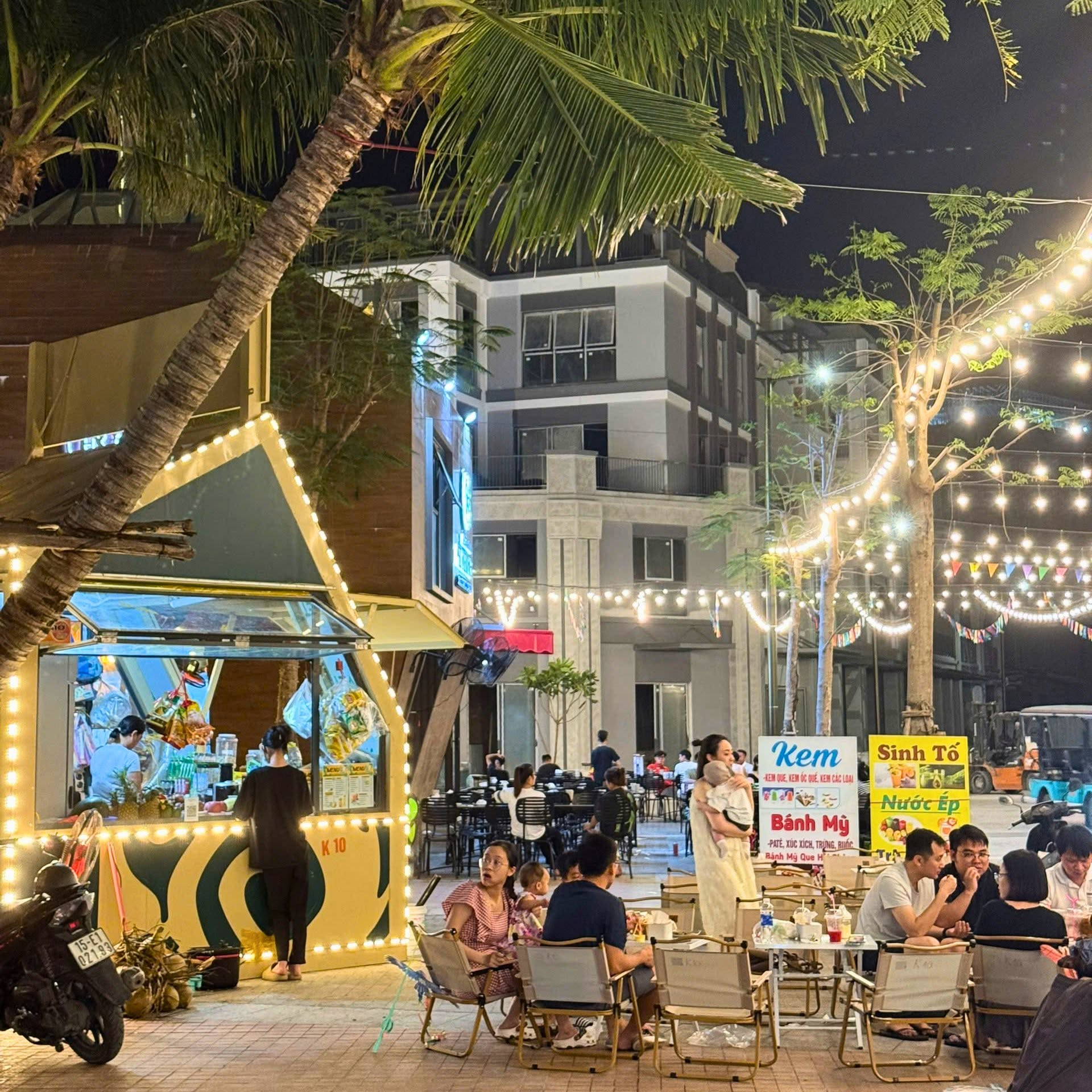 Những gian hàng ven biển tại VUI-Fest Cat Ba lấp lánh ánh đèn, mời du khách dạo chơi và mua sắm