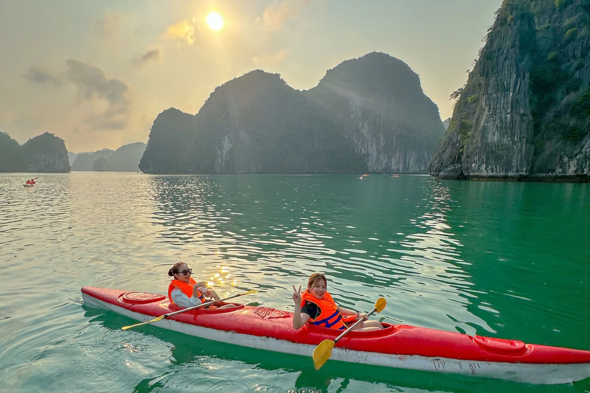 Chèo kayak đưa du khách đến gần hơn với những đảo đá và vùng nước xanh giữa vịnh Lan Hạ