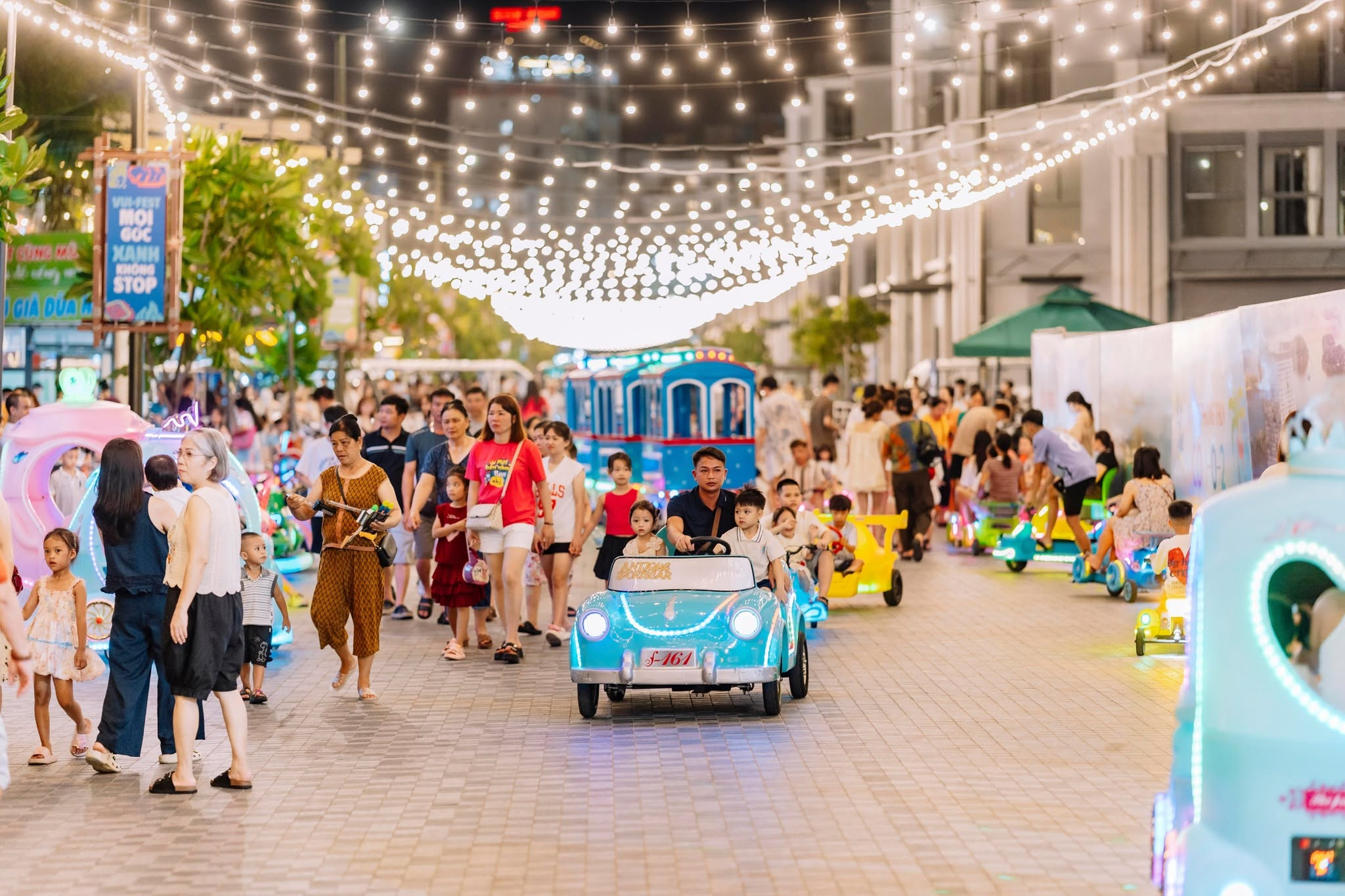 VUI-Fest Cat Ba sáng đèn về đêm với các gian hàng ẩm thực và quà lưu niệm dành cho du khách