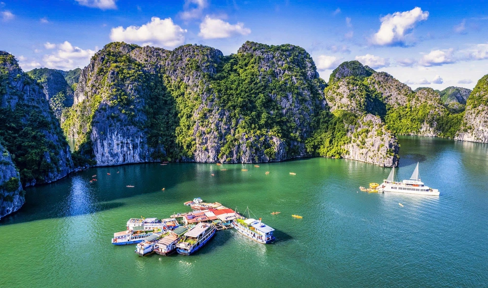 Du khách có thể trải nghiệm đi du thuyền khám phá vịnh Lan Hạ trong tiết trời se lạnh cuối năm