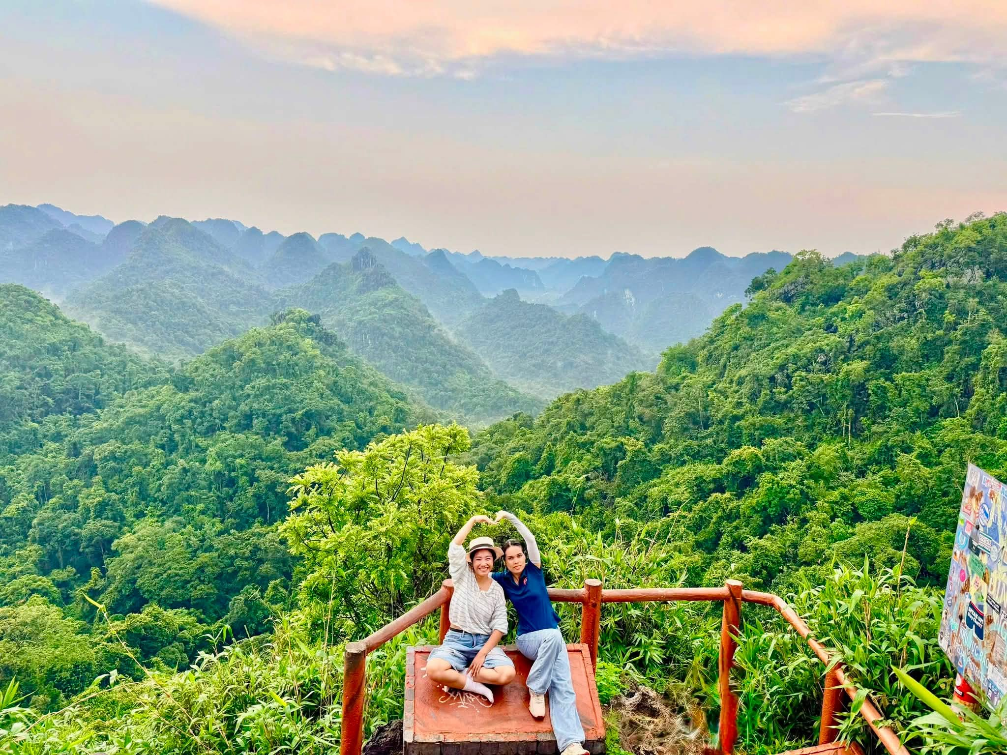 Đỉnh Ngự Lâm mở ra tầm nhìn về những dãy núi xanh trong Vườn quốc gia Cát Bà
